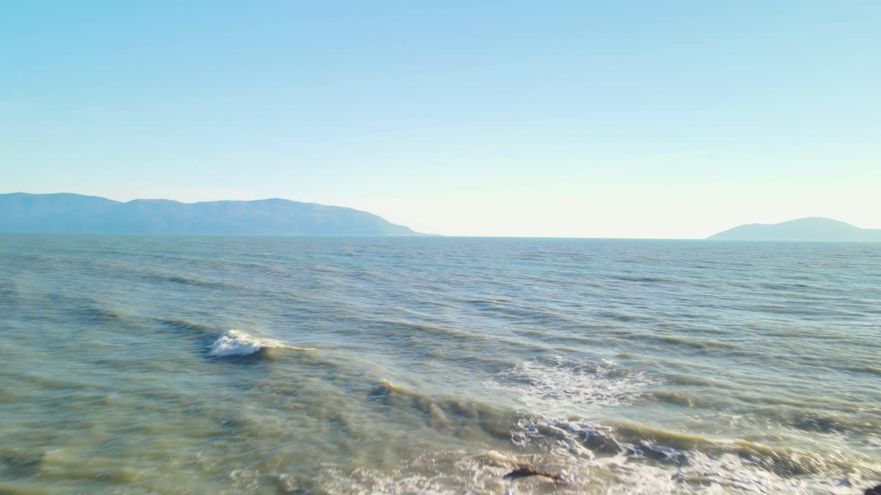 알바니아 아일랜드 근처 바다의 거대한 전망을 통해 가까운 드론 비행