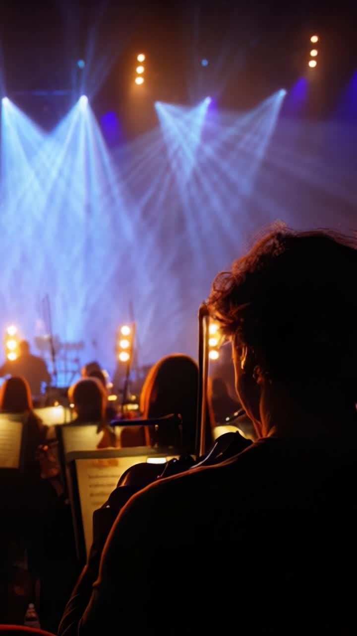 Performance Sinfônica Encantadora Sob Luzes de Palco: Músicos Dão Vida à Emoção Vibrante com Visuais Impactantes e Harmonia Melódica em uma Atmosfera de Concerto Cativante.