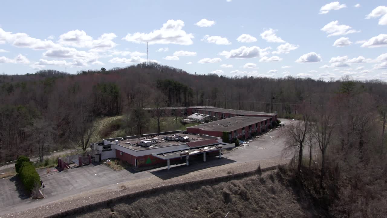 언덕 꼭대기에 있는 소름 끼치는 버려진 호텔과 레스토랑 주변을 공전하는 공중 드론 영상