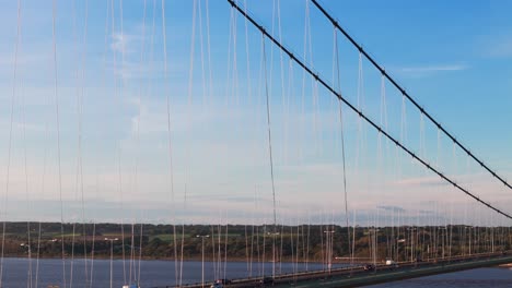 Un-Viaje-Cinematográfico:-El-Puente-Humber-Es-El-Centro-De-Atención,-Con-Los-Coches-Bajo-El-Sol-Poniente