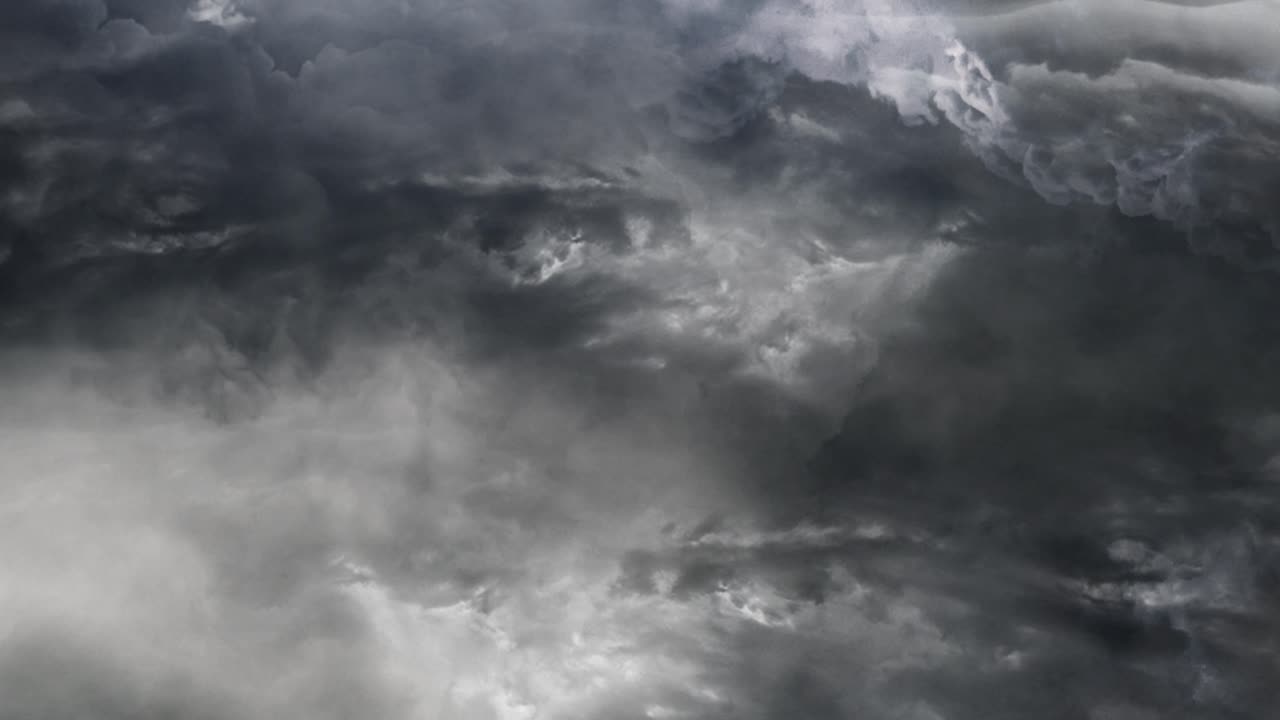 뇌우와 함께 움직이는 짙은 회색 구름