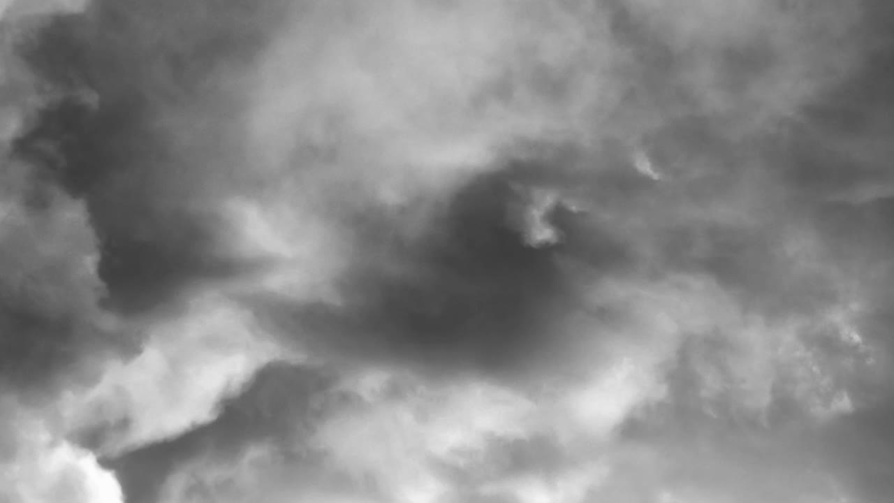 어두운 구름 4k에서 뇌우와 번개가 번쩍입니다.