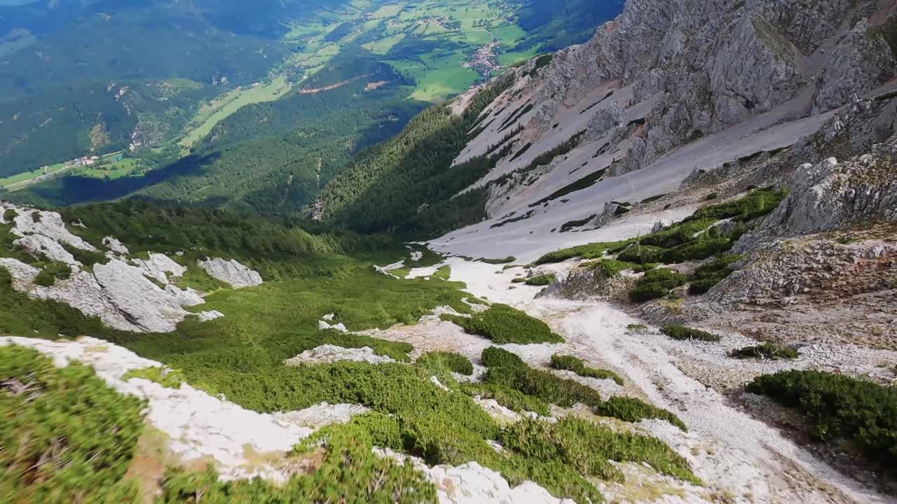좁은 협곡을 통해 fpv 드론으로 빠른 다이빙 드롭다운 비행