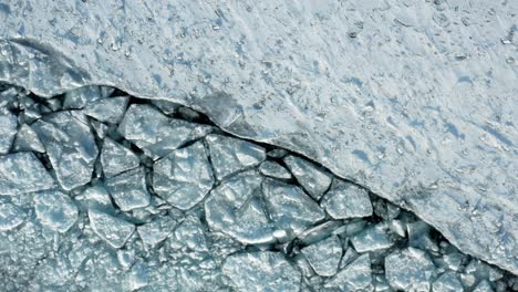 antena de arriba hacia abajo, capa de hielo polar agrietada por el derretimiento causado por el cambio climático