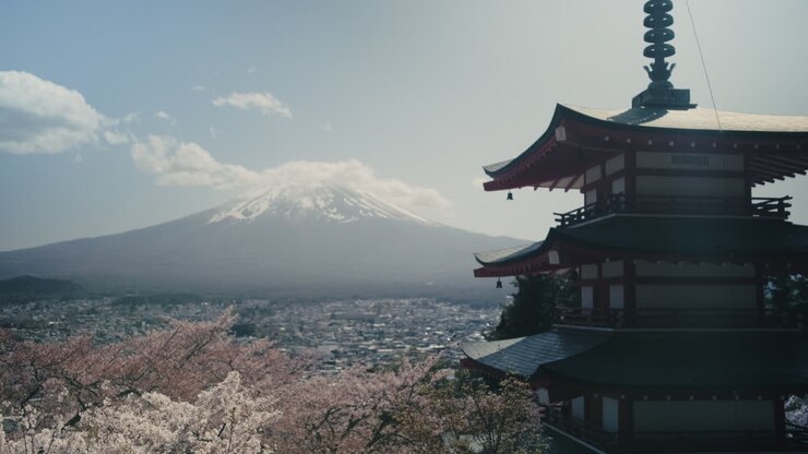 Monte Fuji, fiori di ciliegio e vista di una pagoda giapponese