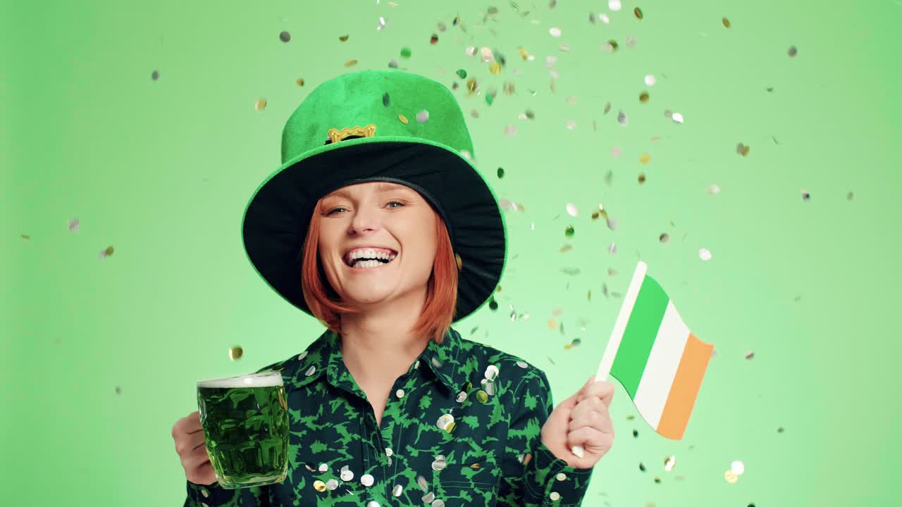 mujer bebiendo cerveza bajo una ducha de confeti