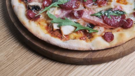 pizza apetitosa en una tabla de madera en un restaurante