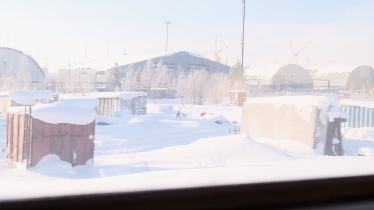 움직이는 열차의 창문에서 산업 기지