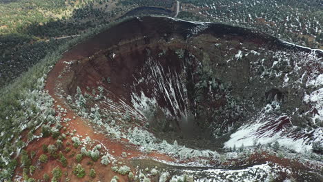 vista aérea de la caldera del volcán bandera en invierno, nuevo méxico, ee.uu., disparo de drones