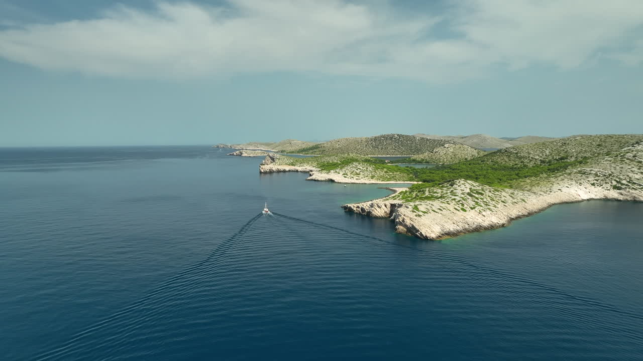 세일링 투어 요트: 코르나티 국립공원의 섬 에서 항해