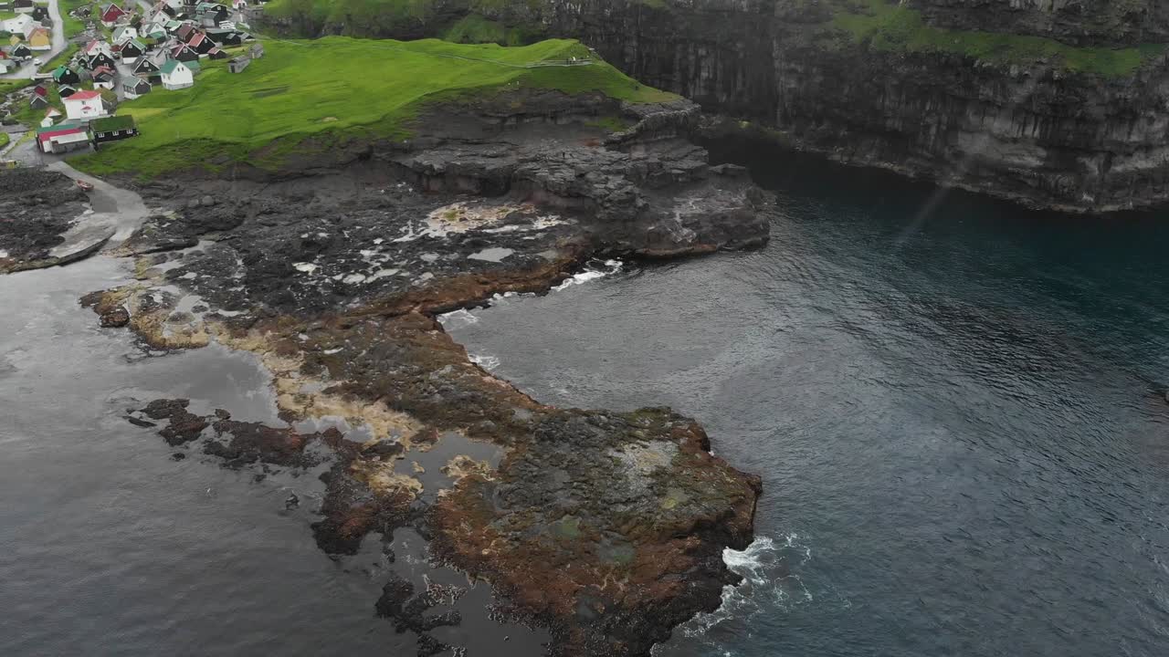 바다에 있는 작은 마을의 공중 파랄라크스 페로 제도 (faroe islands)