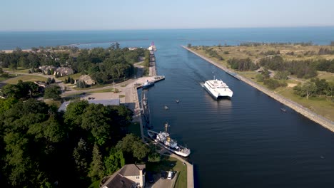 Ferry-Expreso-Del-Lago-A-Través-De-Drones