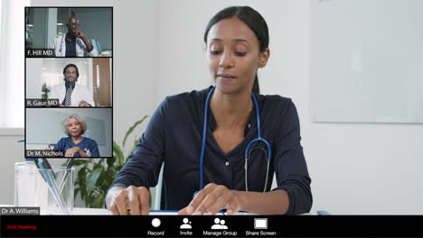 joven doctora liderando video reunión con colegas