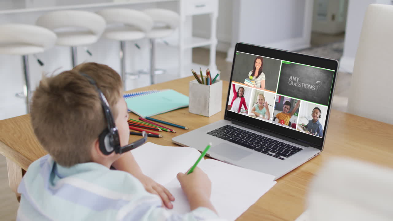 escolar que usa una computadora portátil para una lección en línea en casa, con un maestro y una clase diversos en la pantalla