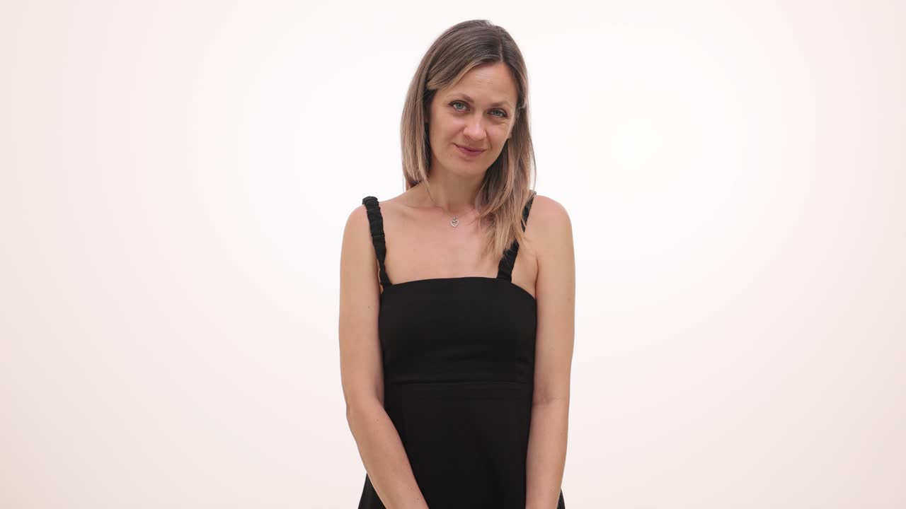 Ritratto di una donna in abito nero con varie espressioni.