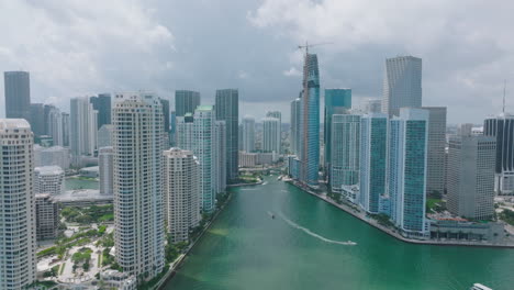Absteigende-Luftaufnahmen-Eines-Futuristischen-Stadtviertels.-Gruppe-Von-Hohen-Wohn--Oder-Bürogebäuden-Am-Wasser.-Miami,-USA