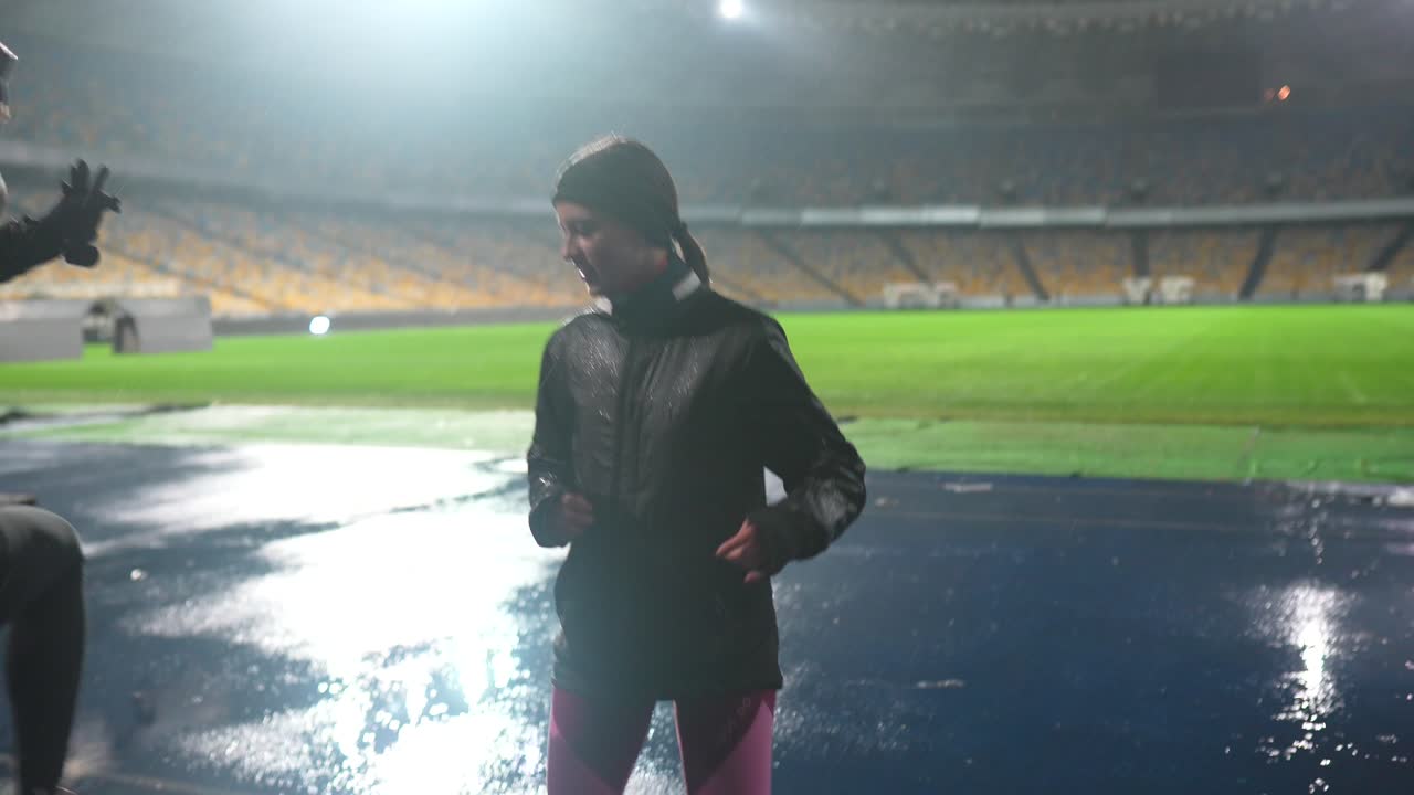 은 경기장에서 여자 훈련