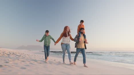 Händchen-Haltend,-Glücklich-Und-Mit-Der-Familie-Am-Strand