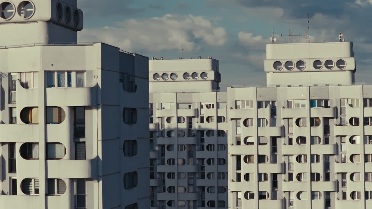 edificios de apartamentos modernos en una ciudad