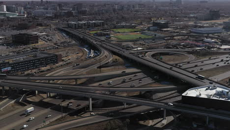 Drohnenaufnahmen-Aus-Der-Luft-Einer-Großen-Kreuzung-Auf-Der-Westseite-Der-Innenstadt-Von-Denver,-Colorado