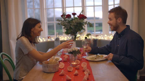 Pareja-Romántica-Disfrutando-De-La-Comida-Del-Día-De-San-Valentín-Juntos