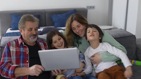 Happy-family-generations,-grandfather-with-two-grandchildren-and-daughter-making-video-call