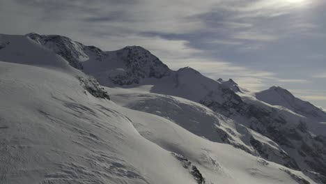 El-Dron-Captura-La-Impresionante-Vista-De-Lyskamm,-Naso-Del-Lyskamm-Y-El-Glaciar-Lys-En-Un-Día-Soleado-Y-Ventoso-De-Primavera,-Mostrando-La-Majestuosa-Belleza-De-Los-Picos-Cubiertos-De-Nieve.