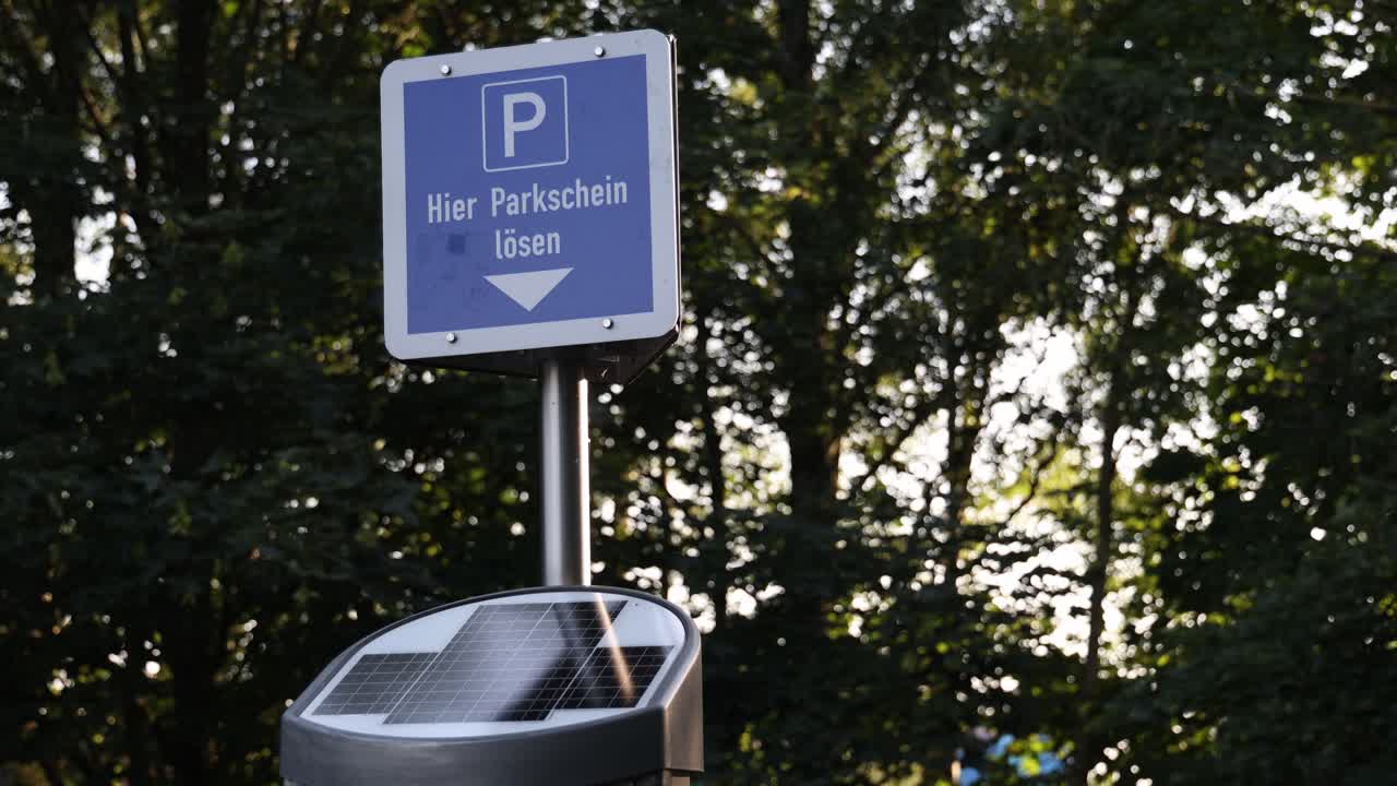 Parking ticket machine with sign for parking tickets in German, establisher