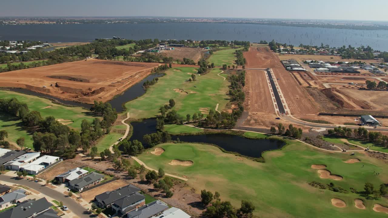 골프 코스를 넘어서 실버우드의 새로운 주거 지역을 찾고 있습니다.