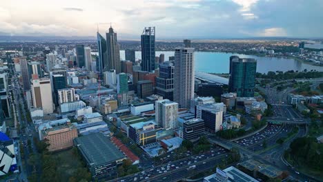 Türme-Und-Wolkenkratzer-Der-Stadt-Perth-In-Westaustralien---Luftaufnahme-Einer-Drohne