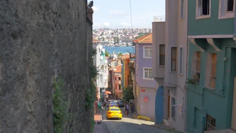 una calle estrecha en estambul, turquía