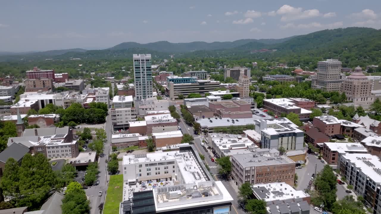 Horizonte del centro de Asheville, Carolina del Norte, con video de dron moviéndose en círculo