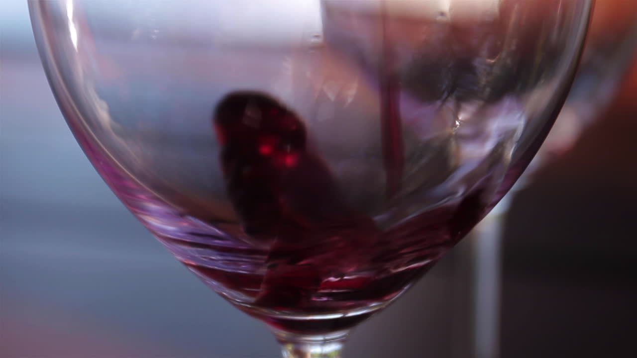 vertiendo vino rojo en una copa de vino