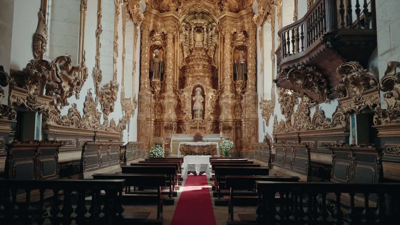 Altar barroco dourado e bancos vazios prontos para cerimônia de casamento em Portugal