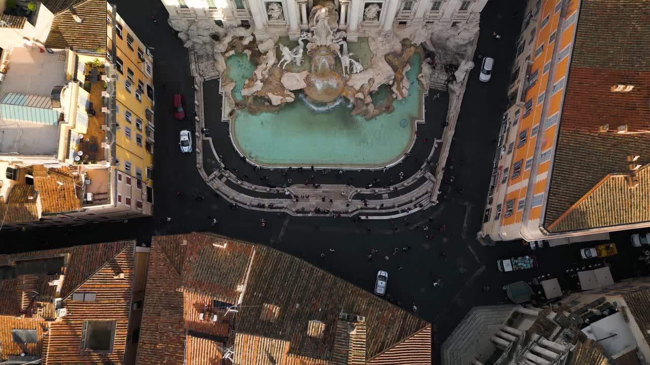 Ripresa aerea con drone dall'alto sulla Fontana di Trevi a Roma, Italia
