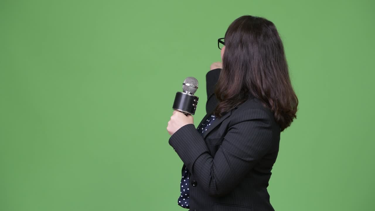 성숙한 아름다운 아시아 사업가 여성이 마이크를 사용하여 뉴스 캐스터로