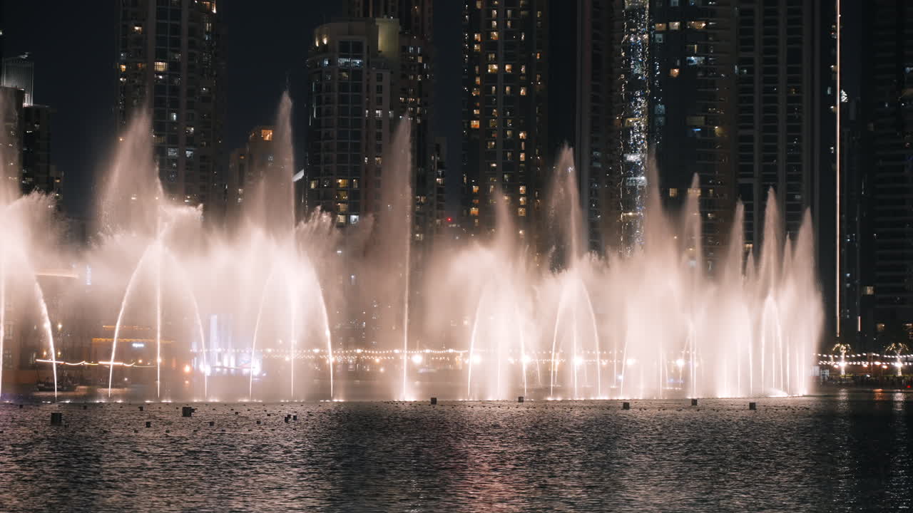 la fuente de dubai por la noche