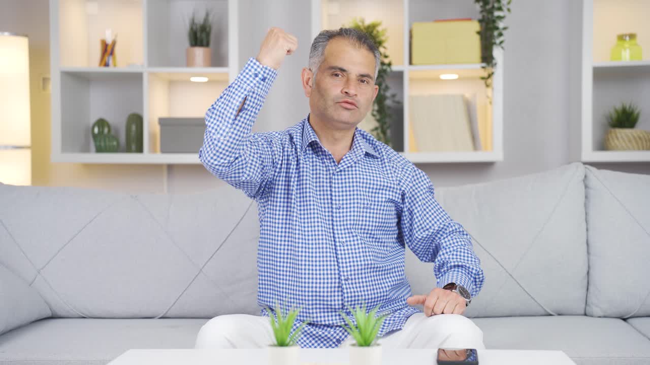 아이디어를 가지고 카메라를 바라보는 사람.