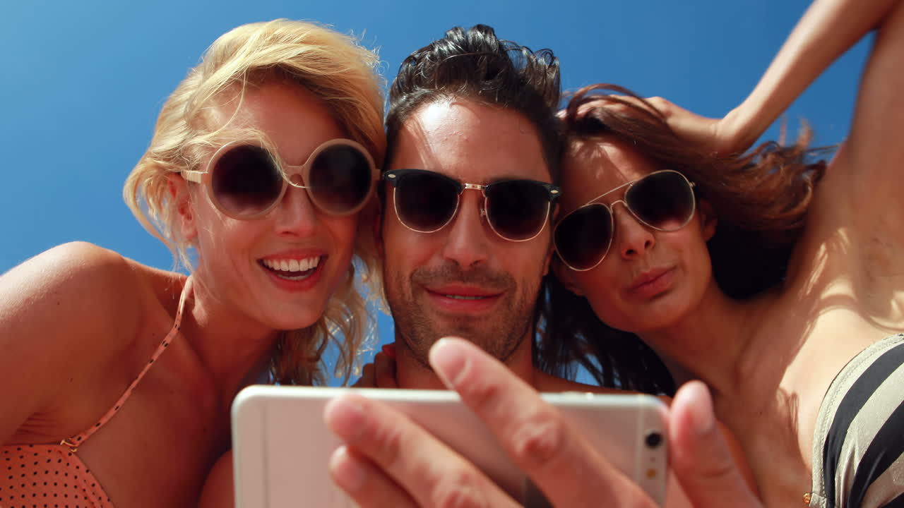 셀카를 찍는 행복한 친구들