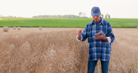 Agricultor-Con-Tableta-Digital-Analizando-Cultivos-En-La-Granja-7