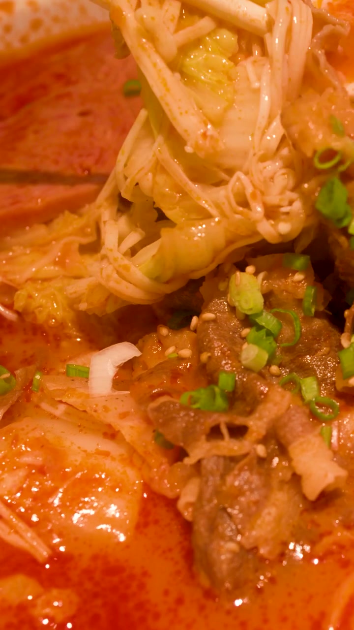 Tampilan Dekat Sup Kimchi Korea Pedas dengan Daging Sapi dan Jamur Enoki