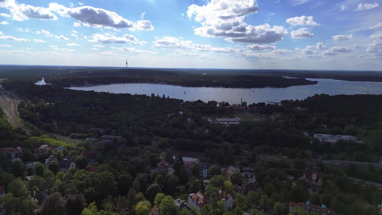 푸른 하늘과 구름을 가진 은 날, 푸른 숲에 둘러싸인 호수, 마법의 공중 전망, 비행 파노라마, 드론