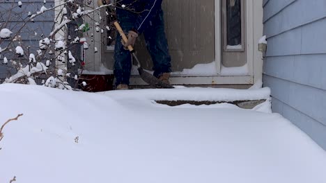 Unmengen-Von-Schnee-Auf-Der-Veranda-Müssen-Geräumt-Werden,-Um-Ein-Ausrutschen-Zu-Verhindern