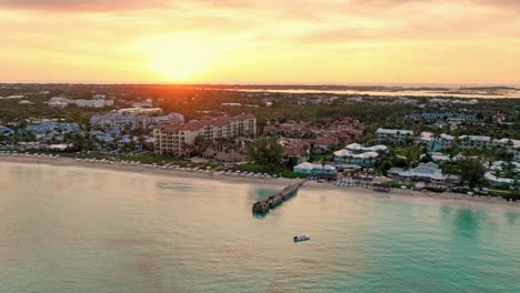 Grace-Bay-Turks--Und-Caicosresort,-Luftbild-Hyperlapse,-Blaue-Stunde-Bis-Goldene-Stunde