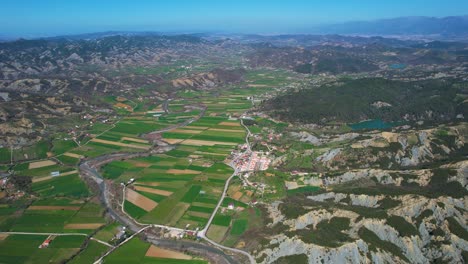 Embalses-De-Montaña-Que-Rodean-El-Pueblo-Con-Parcelas-Agrícolas-En-El-Hermoso-Valle-A-Orillas-De-Un-Río-En-Primavera,-Albania