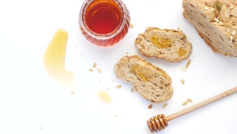pan de grano entero en rodajas con escamas de avena y miel en blanco