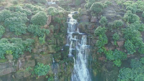 Imágenes-Aéreas-De-Drones-De-Una-Alta-Cascada-Rocosa-En-Los-Valles-De-Yorkshire,-Centavos