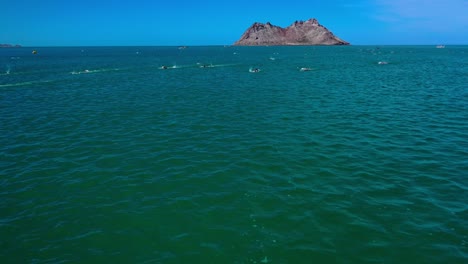 competidores nadando en el mar tomados por un dron