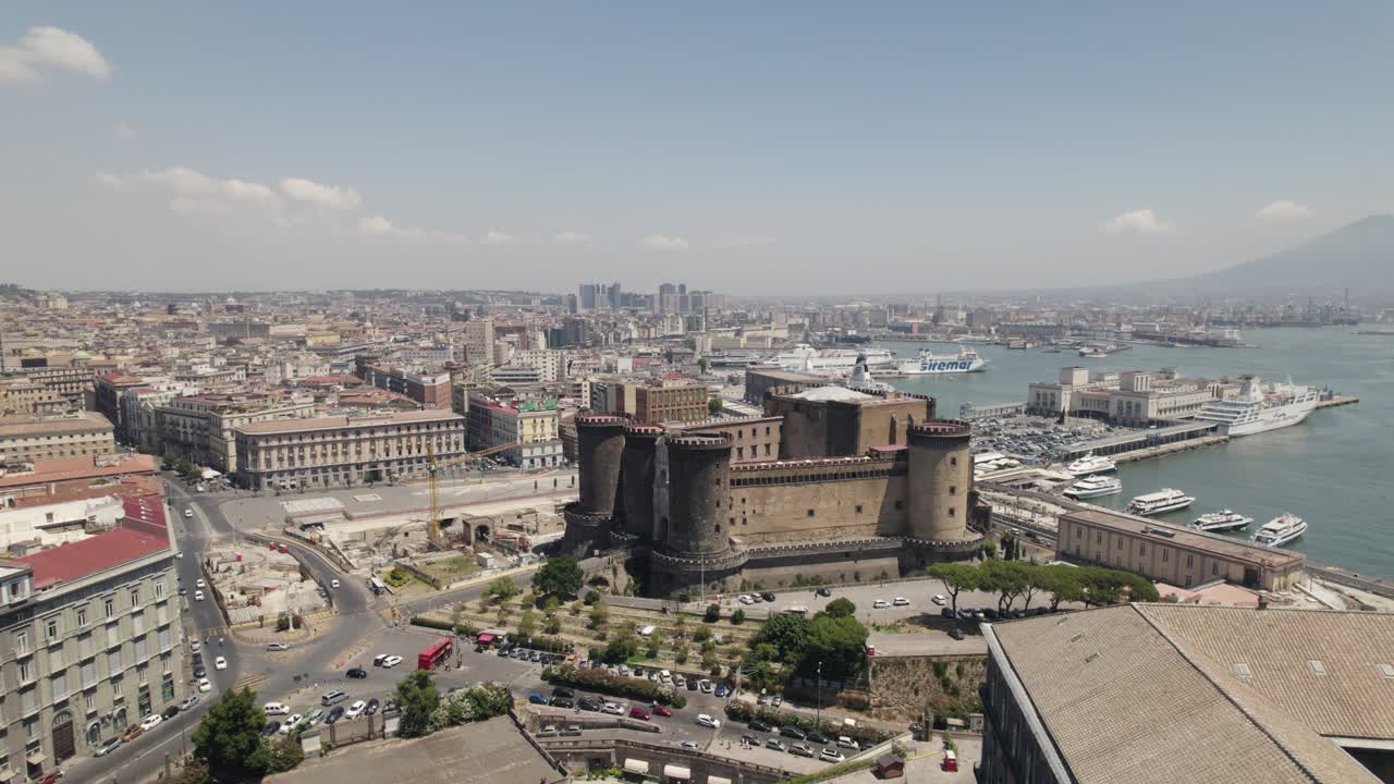 Vista dall'alto di una roccaforte medievale a Napoli - Castel Nuovo, Campania, Italia