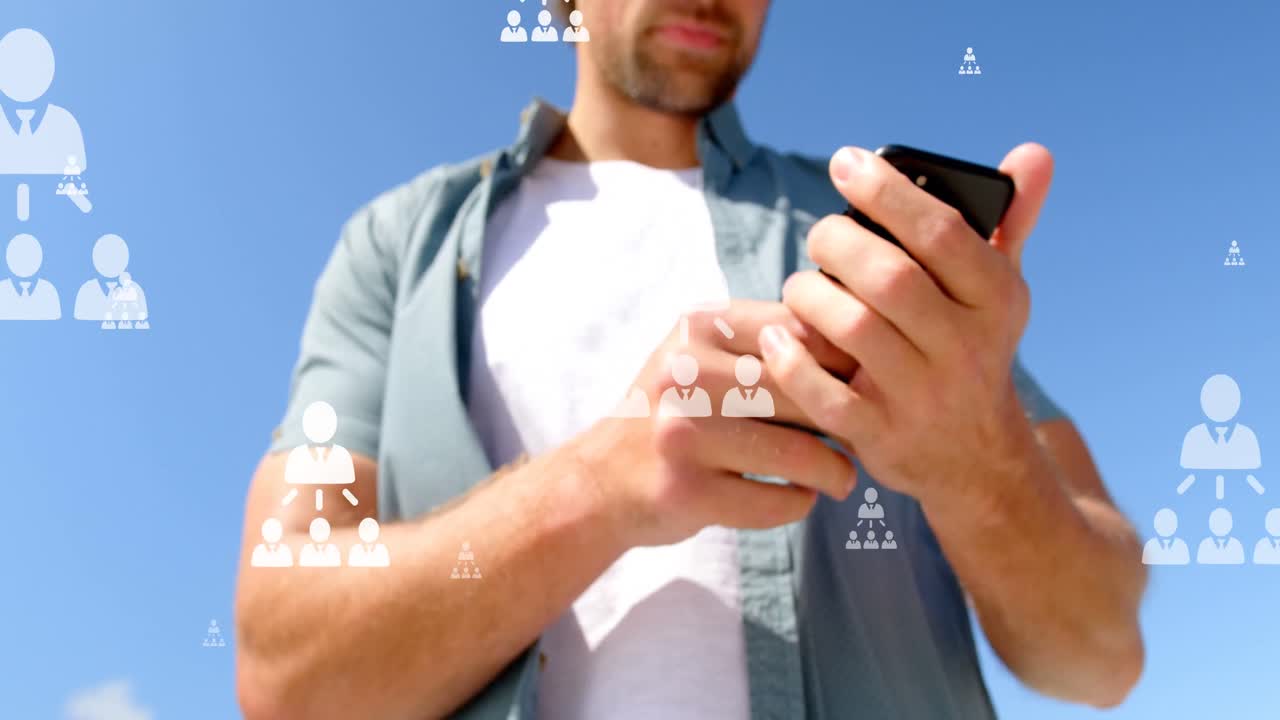 animación de iconos de usuario sobre la sección media de un hombre caucásico usando un teléfono inteligente al aire libre